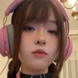Cosplayer - Chat with Yuri - Sextingme AI 